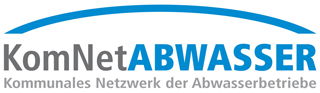 Logo des KomNetABWASSER mit grauem und blauem Schriftzug